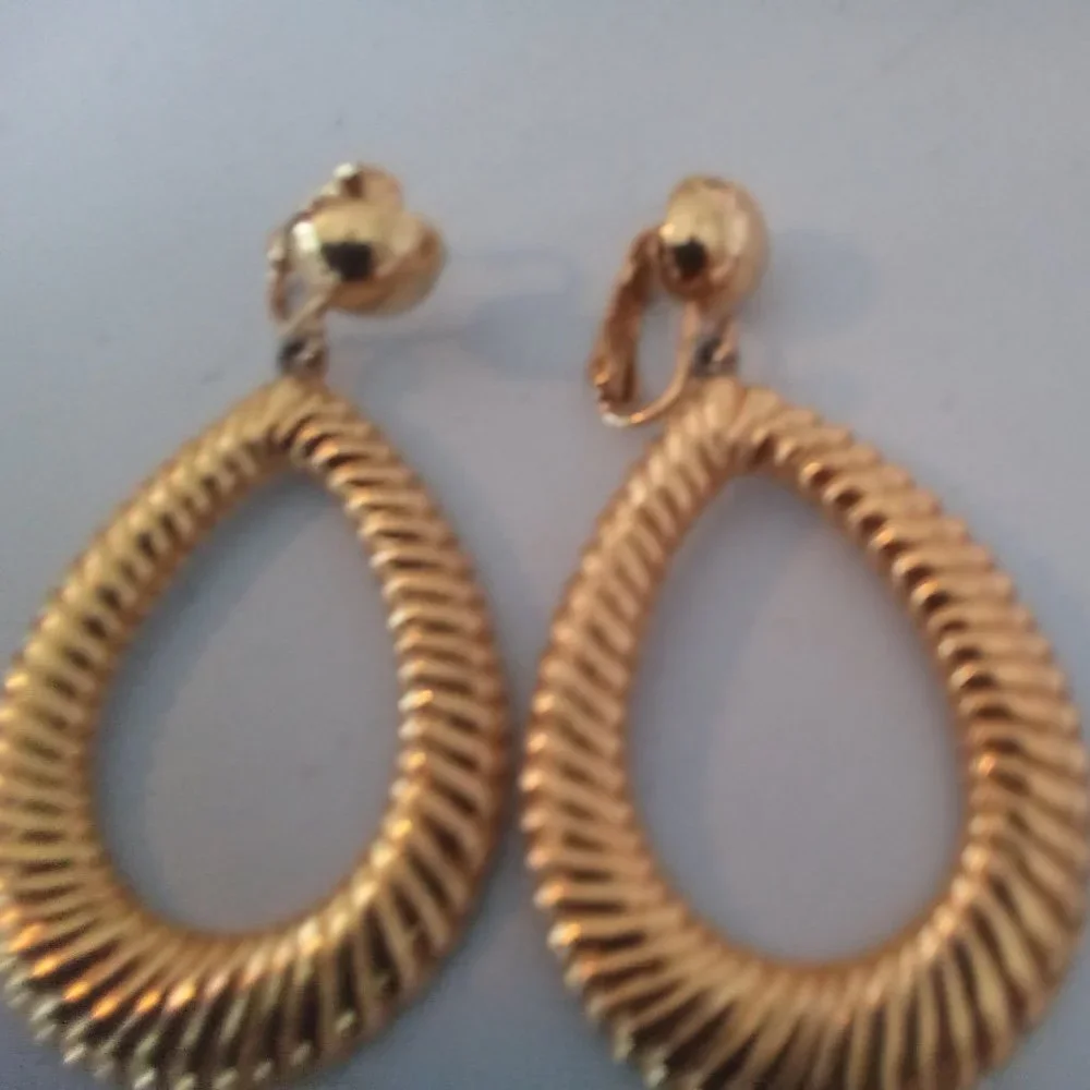 GREAT UC VINTAGE GOLD CLIP ON EARRINGS